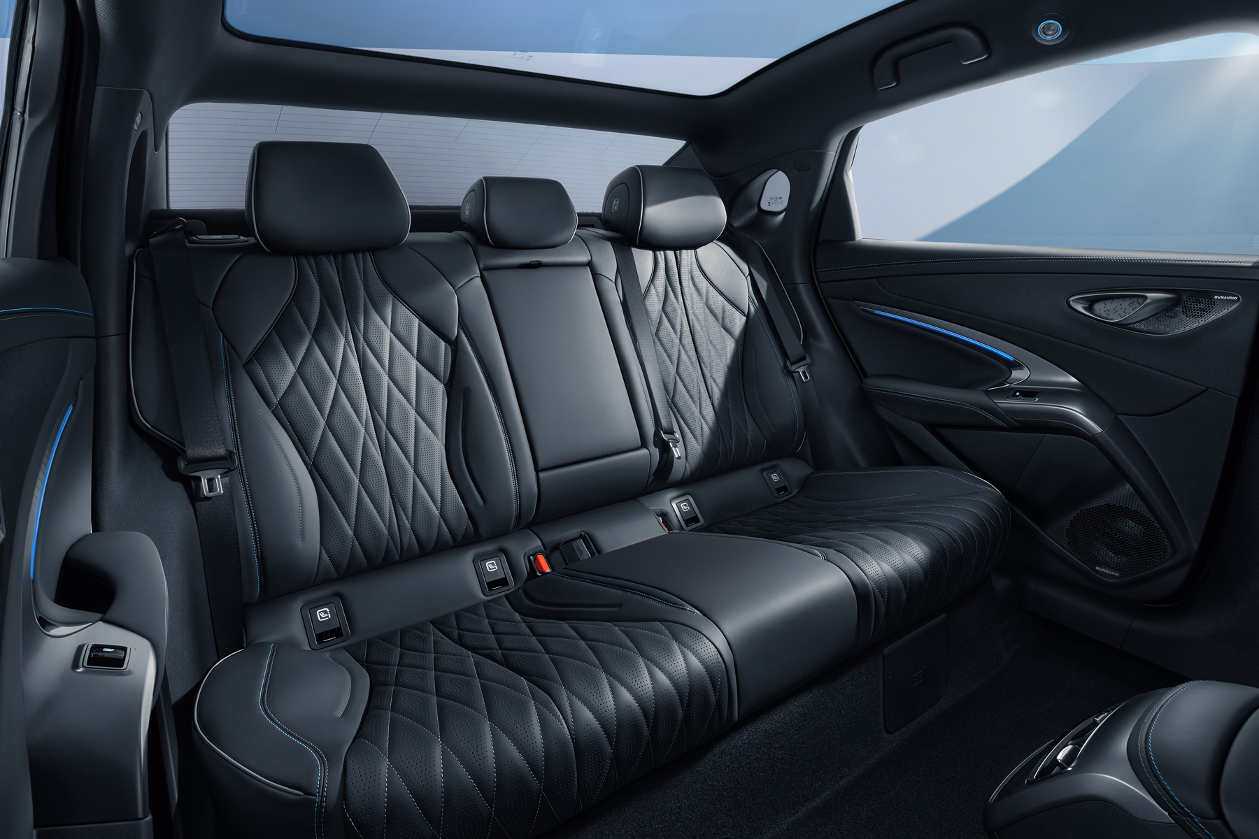 BYD SEAL 2026 foto interior negro asientos traseros