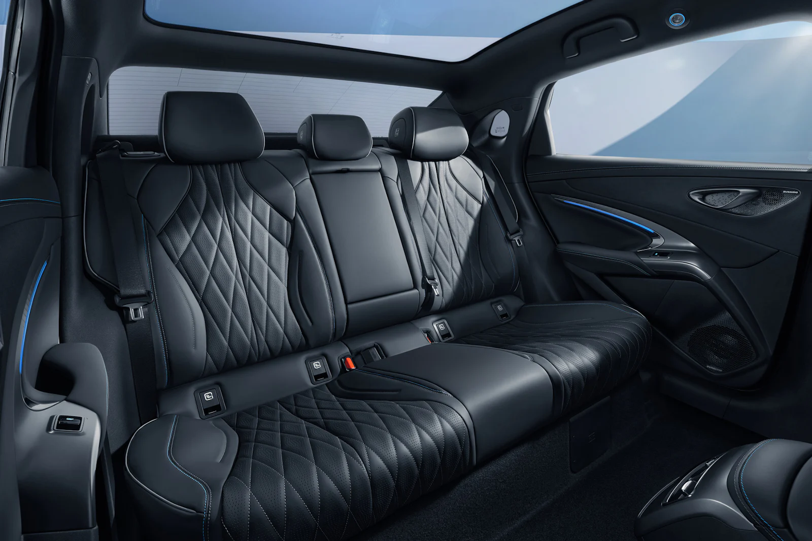 BYD SEAL 2026 foto interior negro asientos traseros