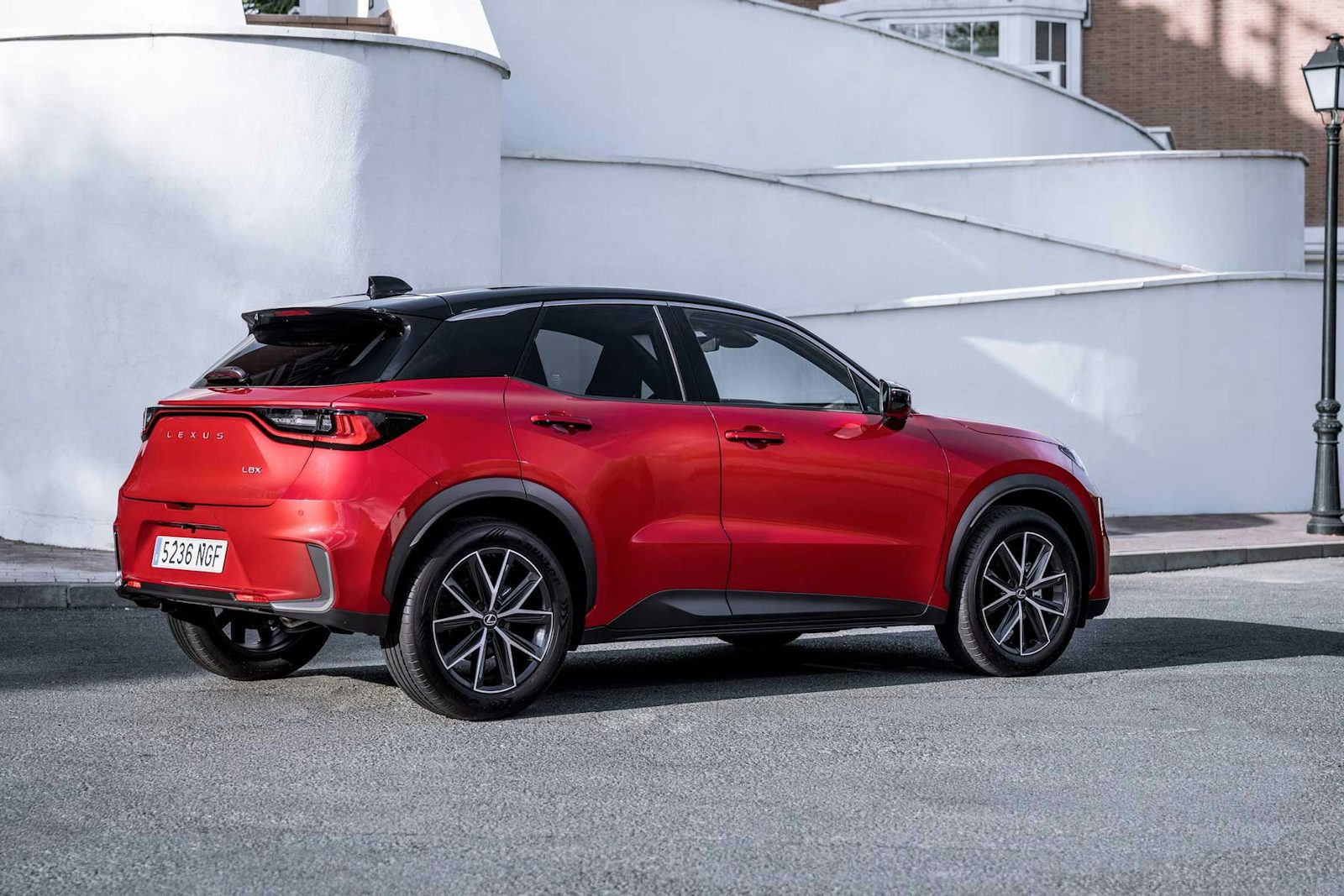Lexus LBX 2026 foto exterior rojo