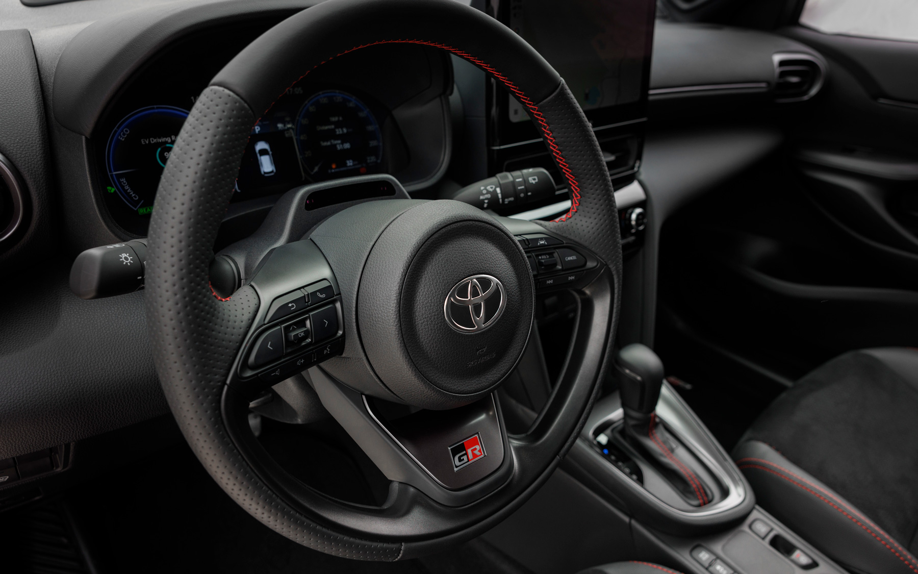 Nuevo Yaris Cross 2026 interior volanteNuevo Yaris Cross 2026 interior volante GR