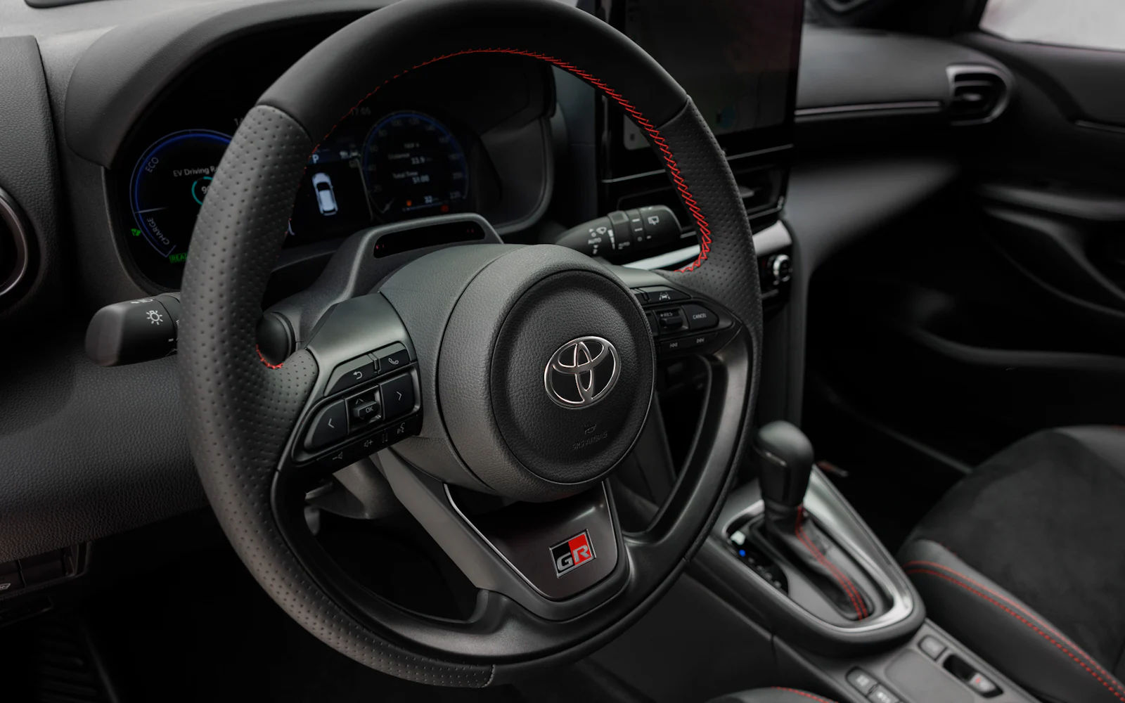 Nuevo Yaris Cross 2026 interior volanteNuevo Yaris Cross 2026 interior volante GR