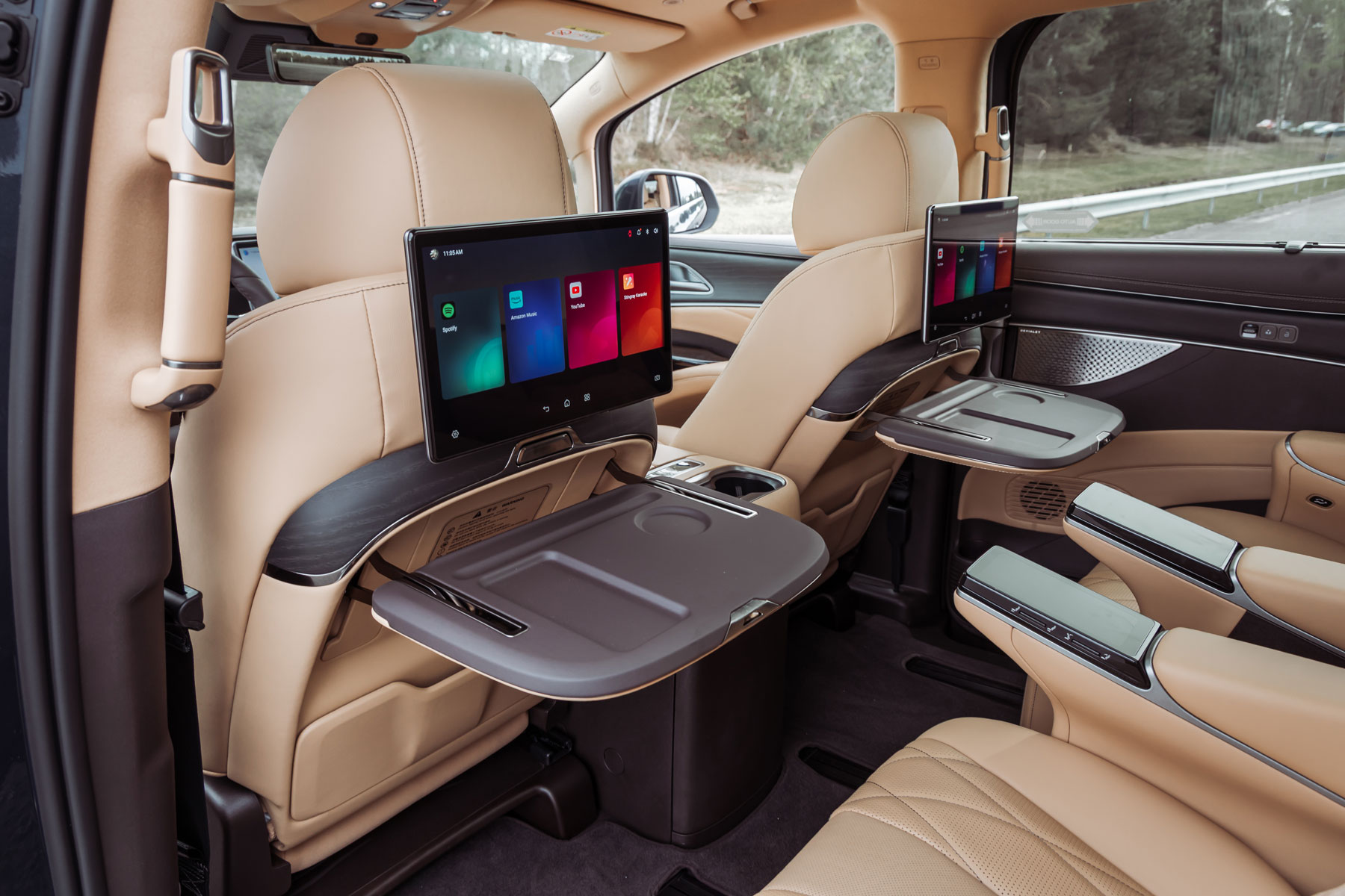 Denza D9 foto interior