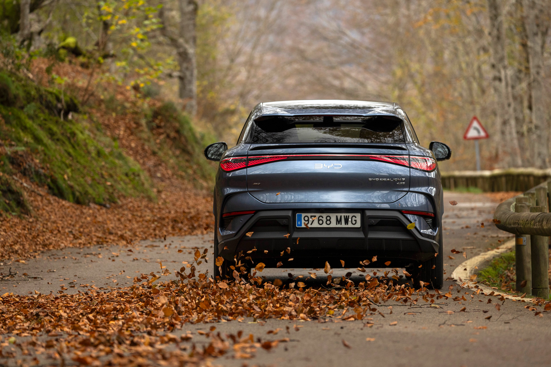 BYD SEALION 7 foto exterior dinámica azul