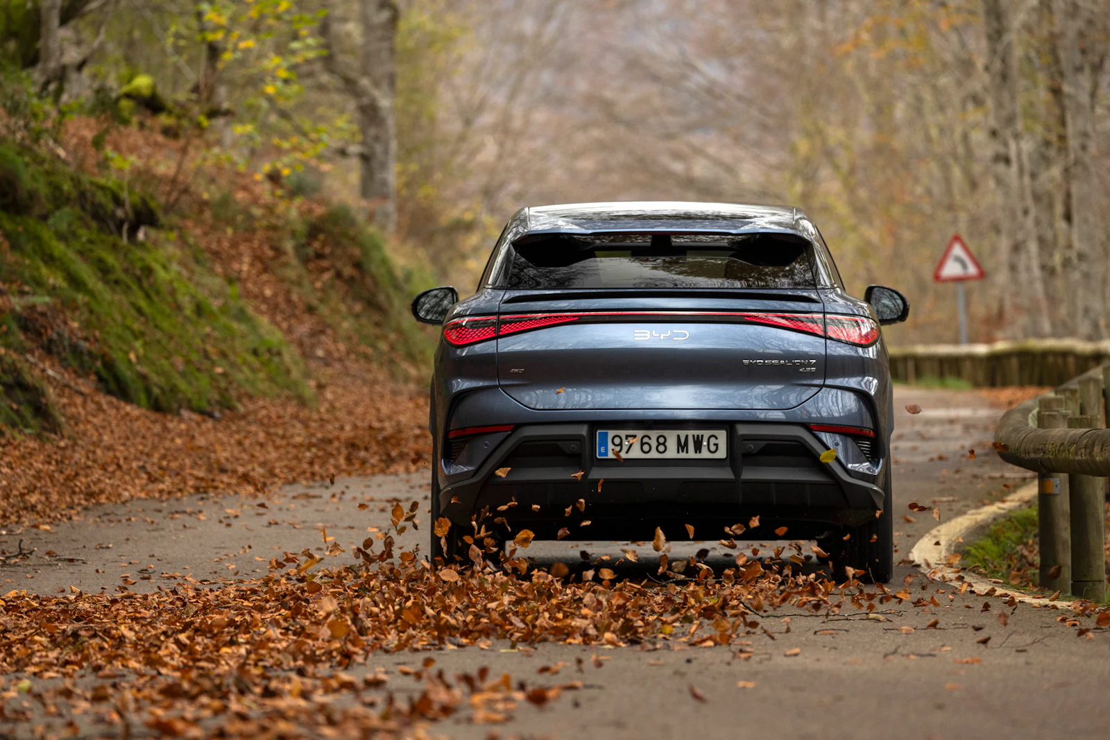 BYD SEALION 7 foto exterior dinámica azul