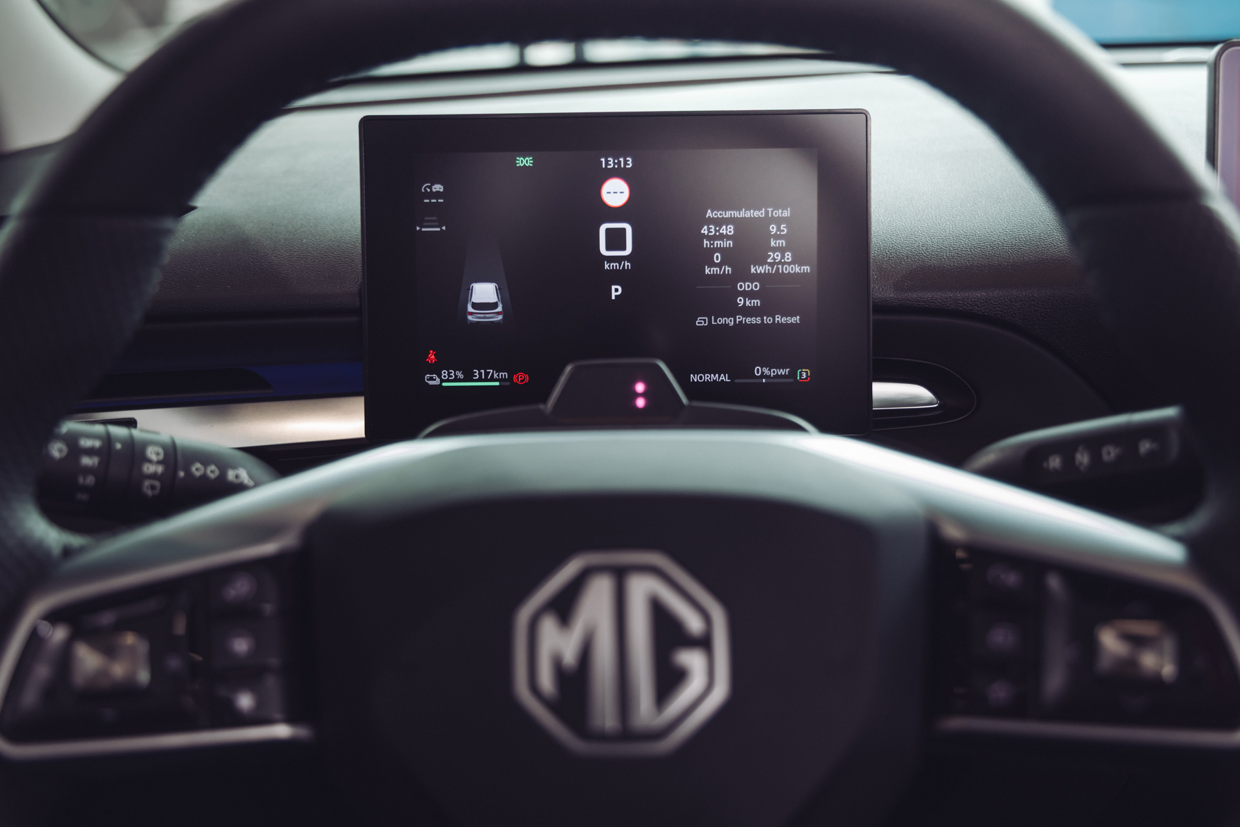 MG4 Urban foto interior volante pantallas