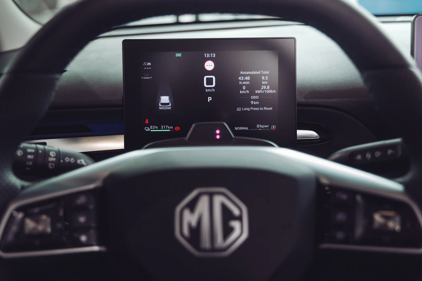 MG4 Urban foto interior volante pantallas