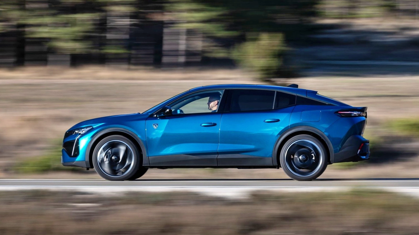 Comparativa entre el Peugeot 408 y el Renault Arkana