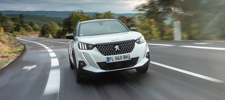 Probamos el nuevo Peugeot e-2008: el SUV eléctrico sube de potencia y  autonomía y mantiene sus cotas de confort
