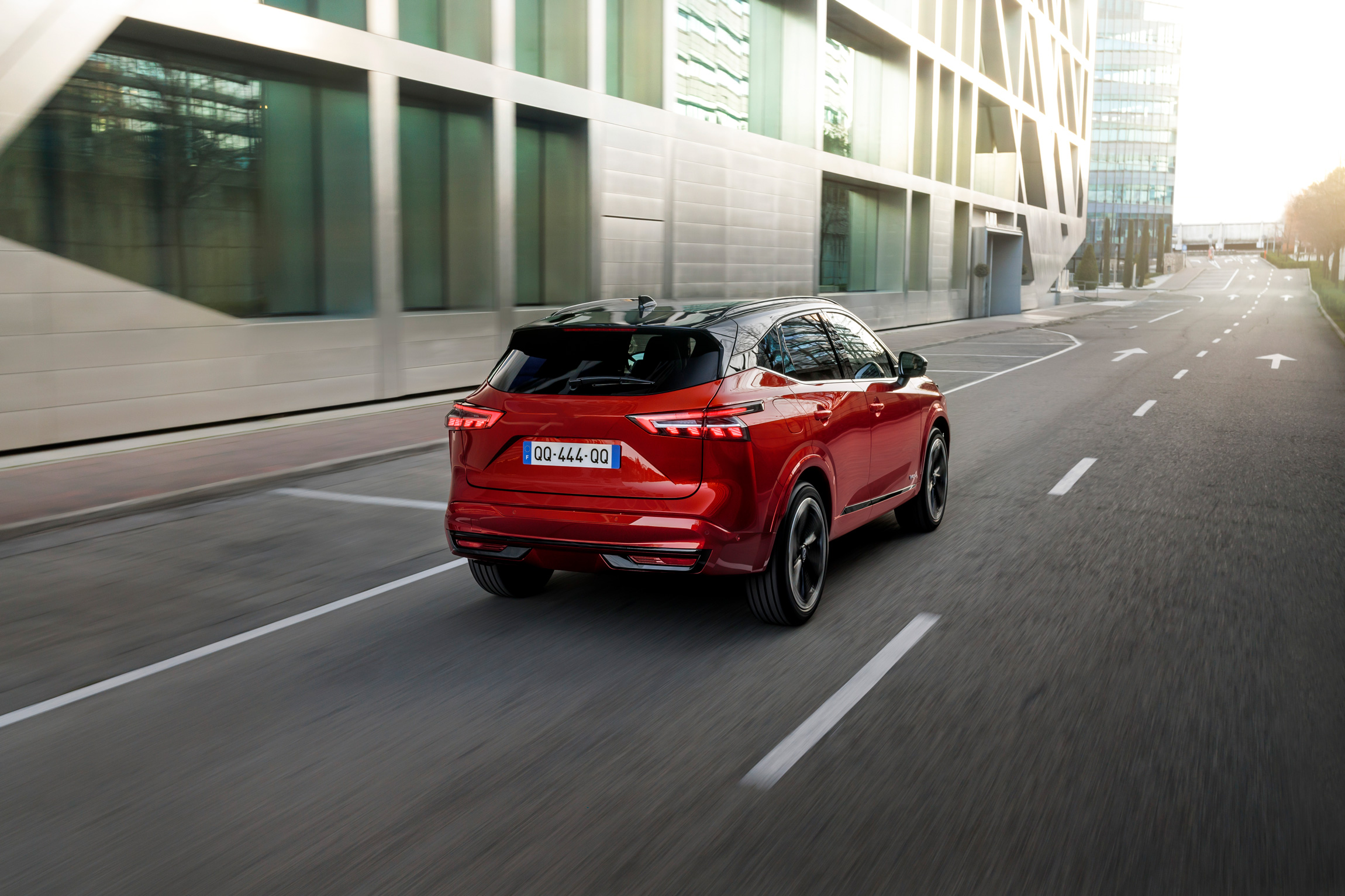 Nissan Qashqai foto exterior en carretera