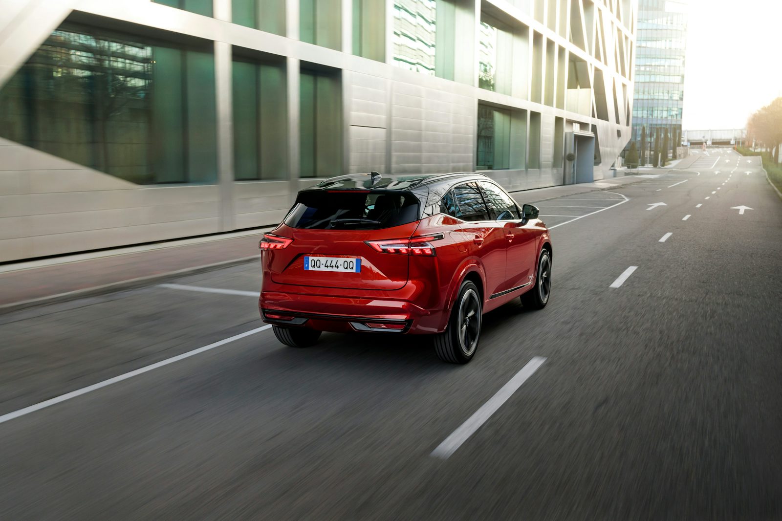 Nissan Qashqai foto exterior en carretera