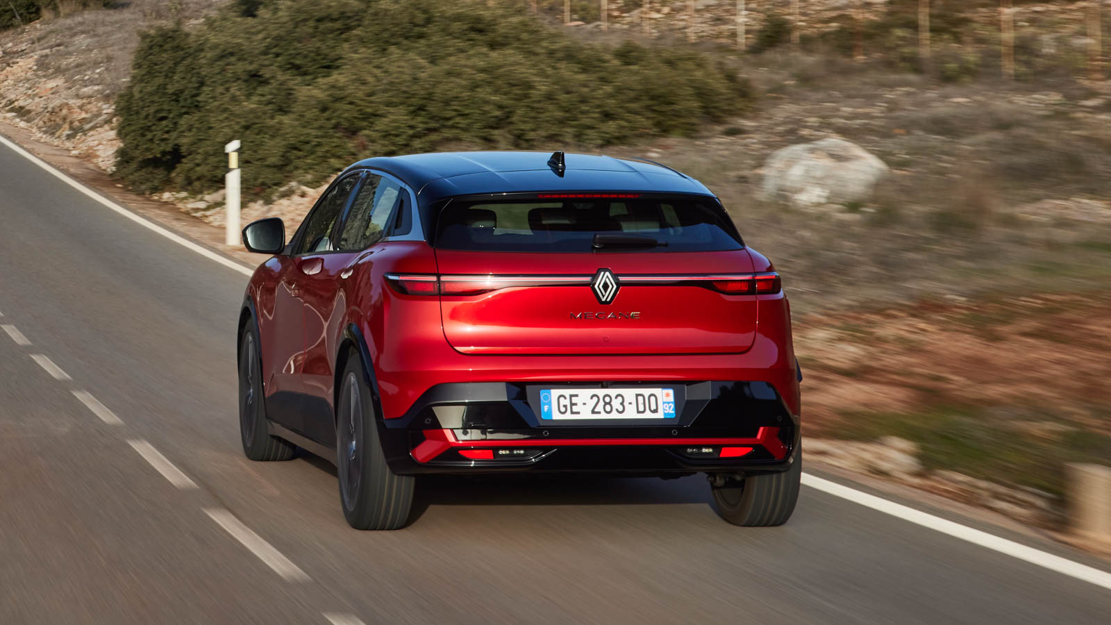 Vista conducción trasera Renault Megane E-Tech rojo