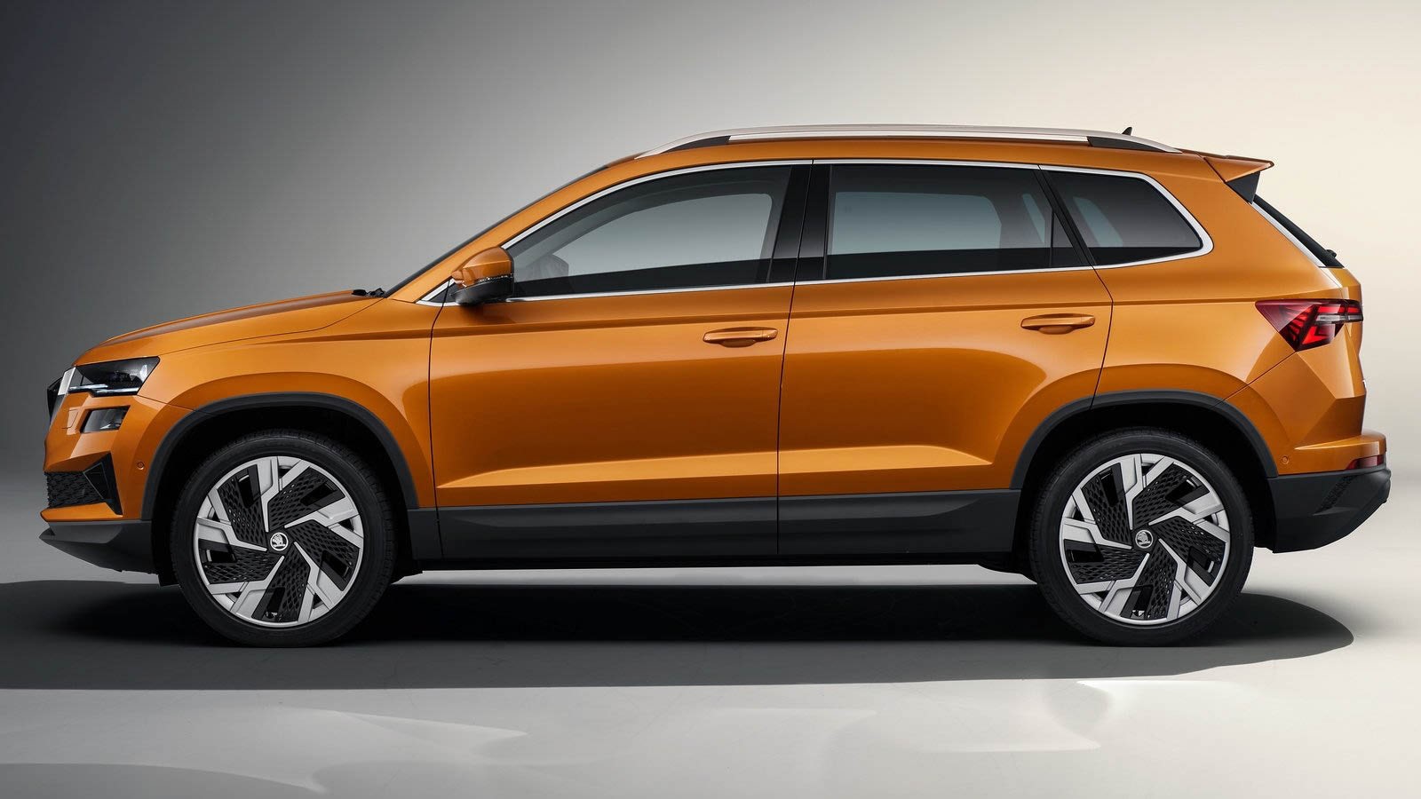 Vista lateral Skoda Karoq naranja