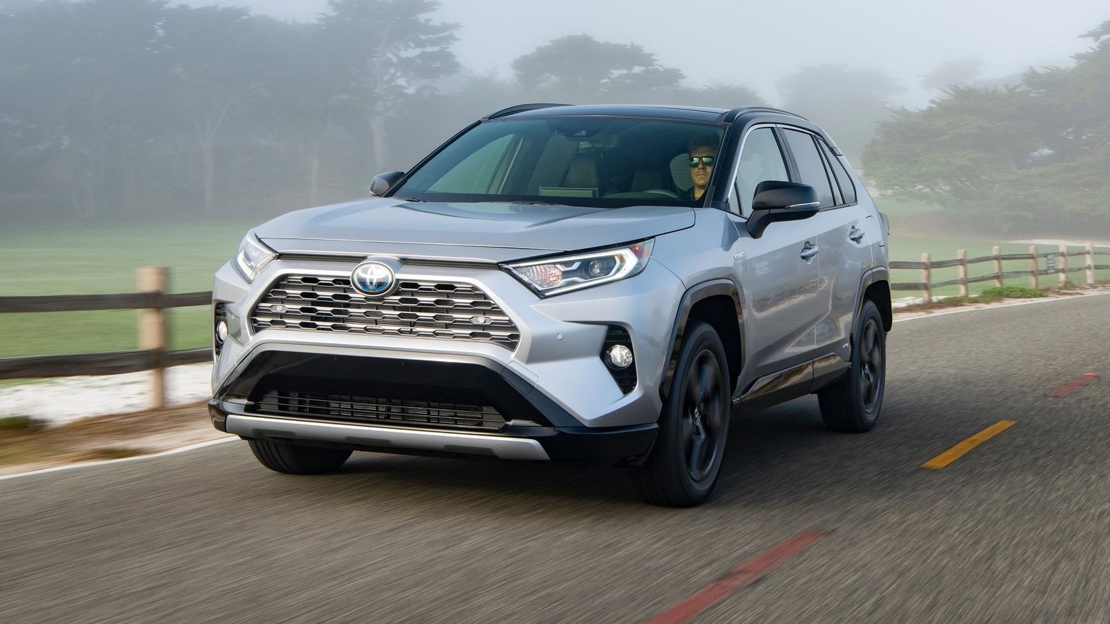 Vista conducción Toyota RAV4 2021 gris grafito