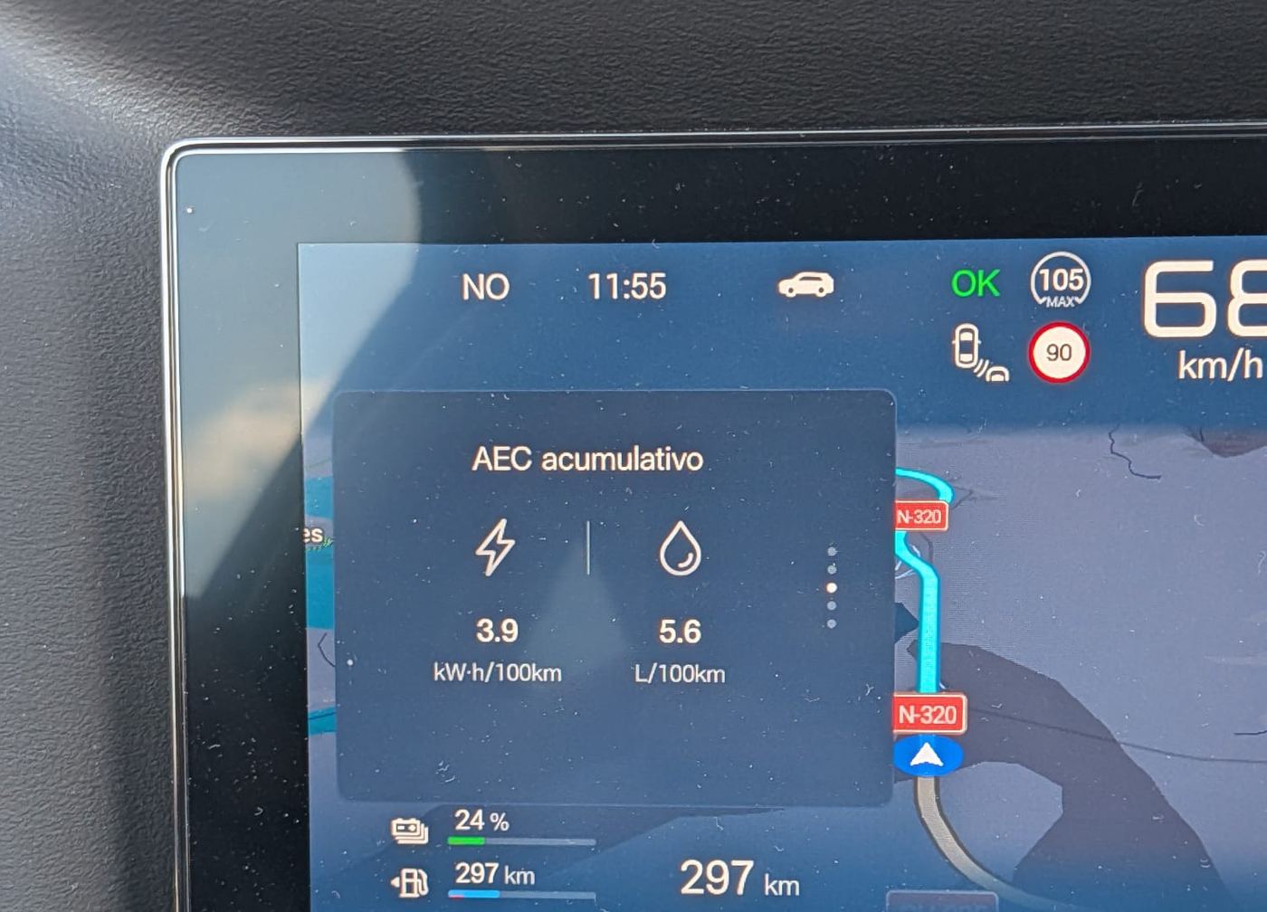 Pantalla del BYD Atto 2 DM-i con el consumo acumulado: 3,9 kWh cada 100 km y 5,6 litros cada 100 km