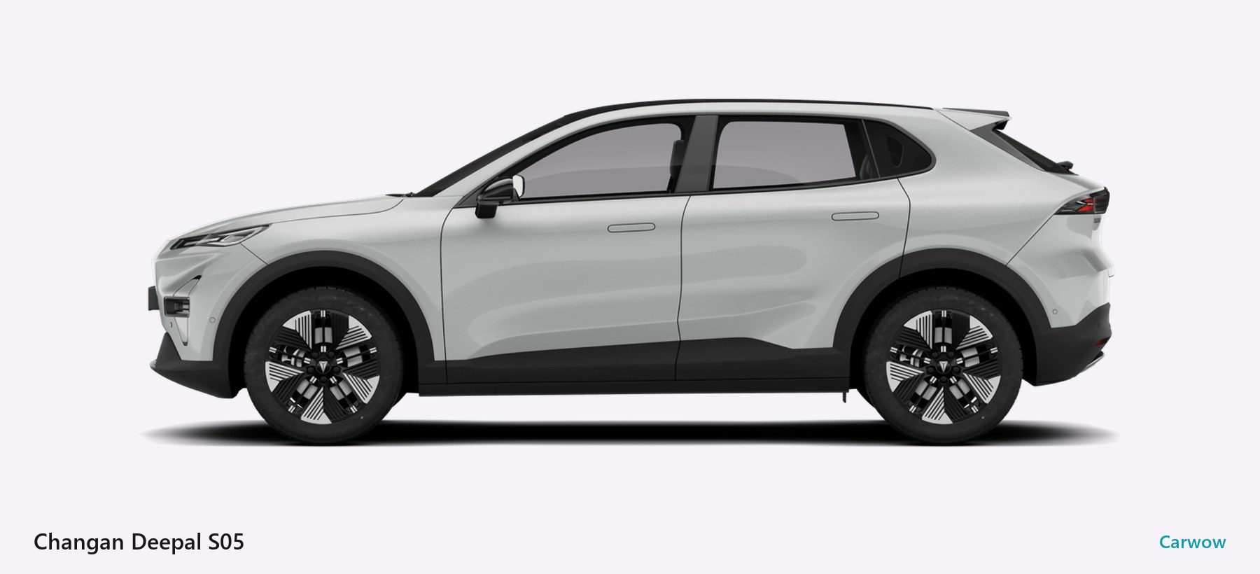 Changan Deepal S05 visto de perfil sobre fondo claro