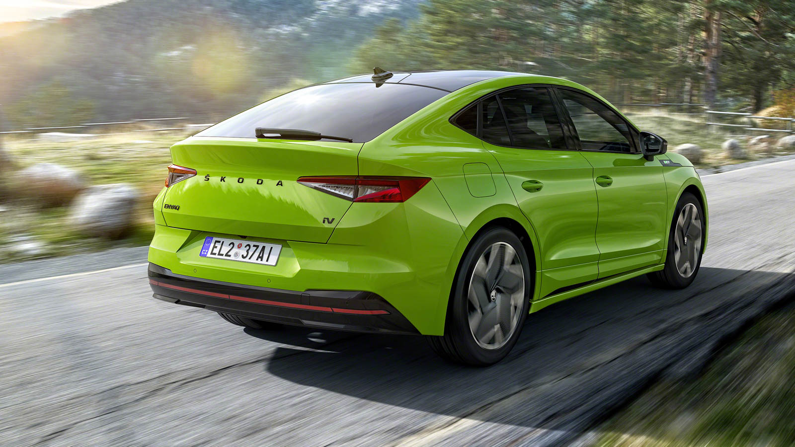 Vista trasera SKODA ENYAQ COUPÉ iV verde