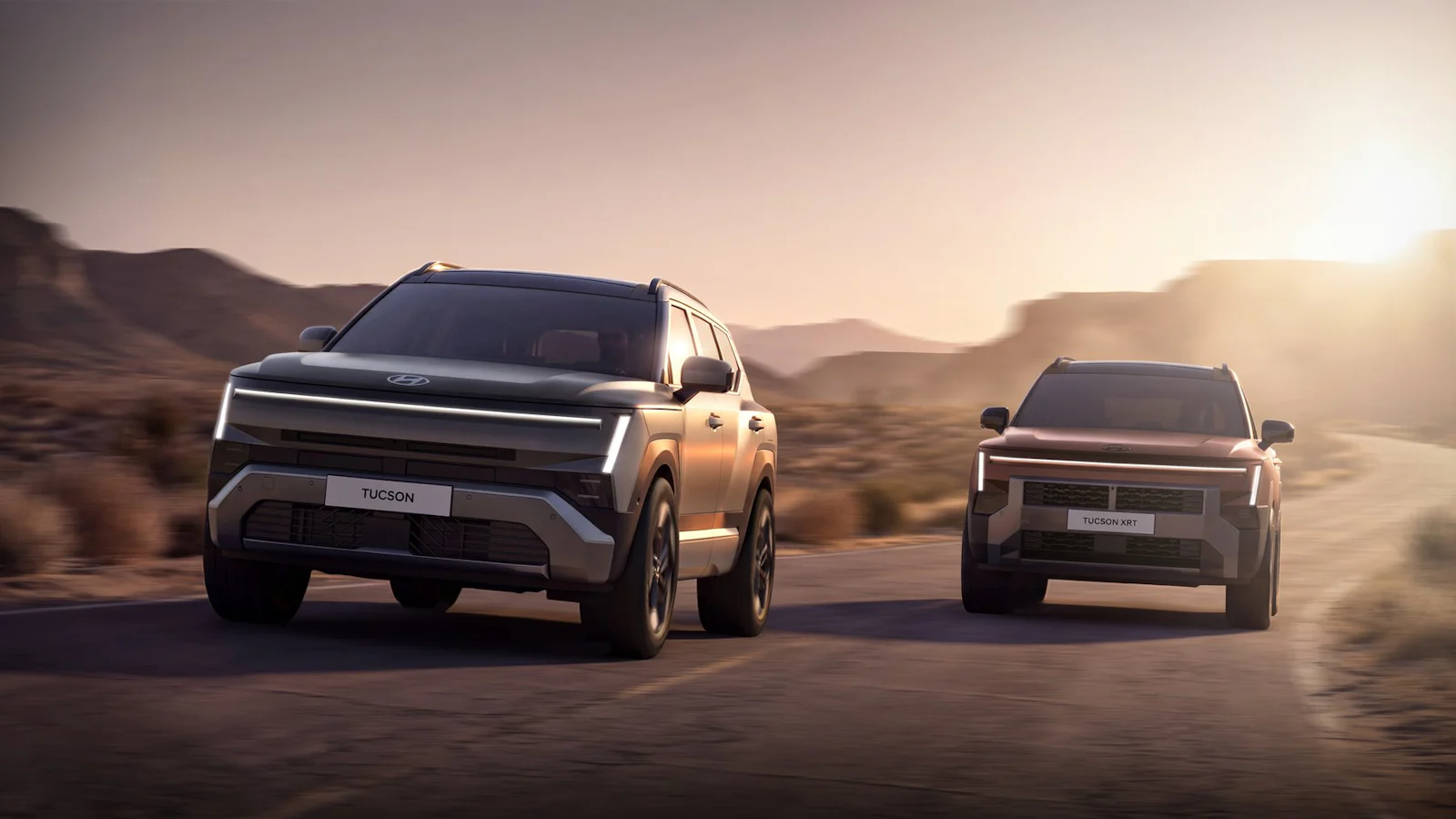 Dos unidades del nuevo Hyundai Tucson 2027 en un paisaje de montaña, la de la derecha en la versión XRT de aire campero