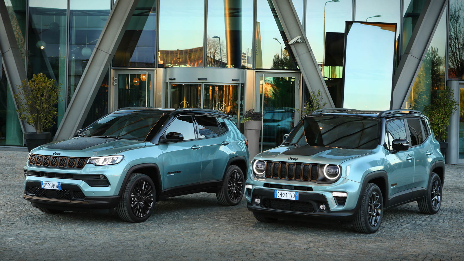 Comparativa Jeep Renegade 4xe VS Compass 4xe | Carwow