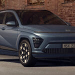 Vista frontal izquierda de un Hyundai Kona azul oscuro