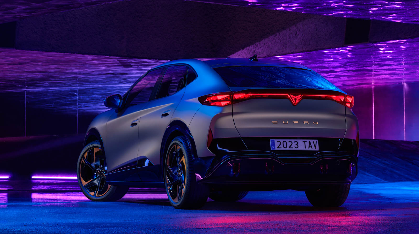 Cupra Tavascán mate tres cuartos trasero