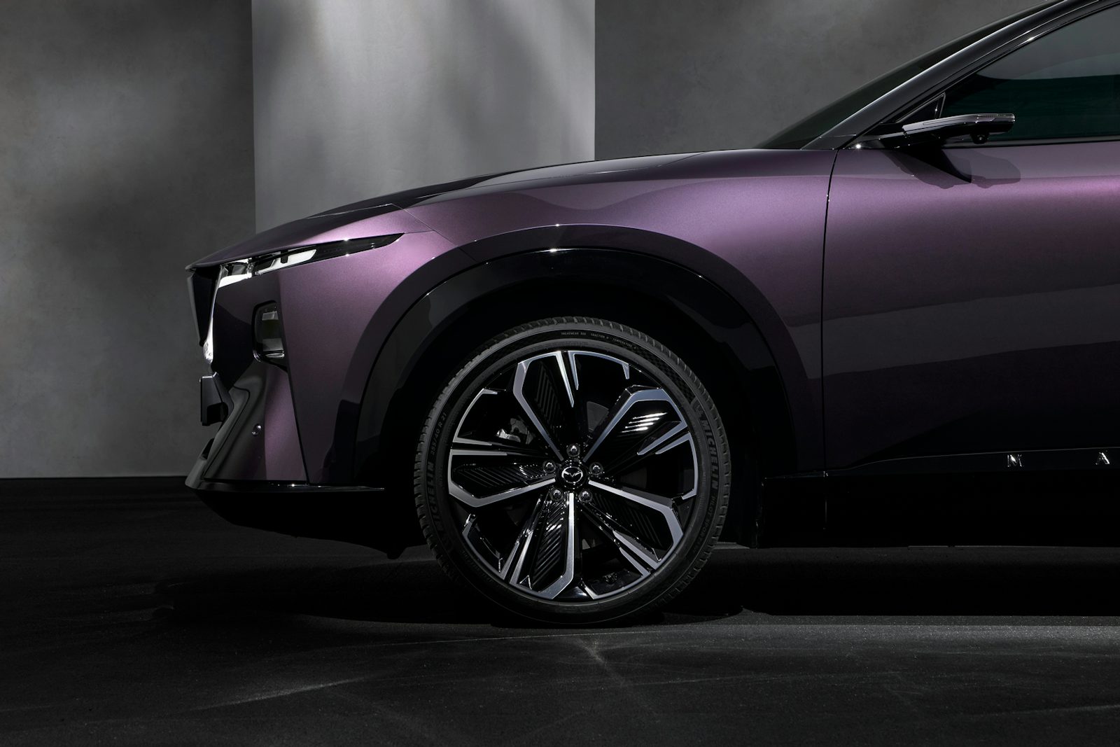 Mazda CX6e foto detalle morado
