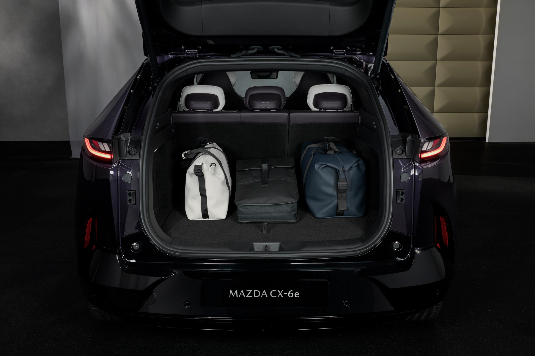 Mazda CX6e foto maletero