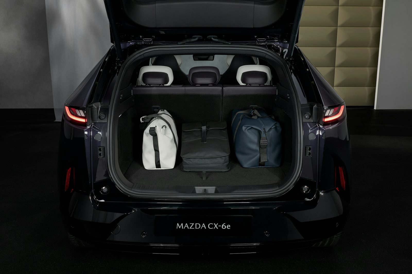 Mazda CX6e foto maletero