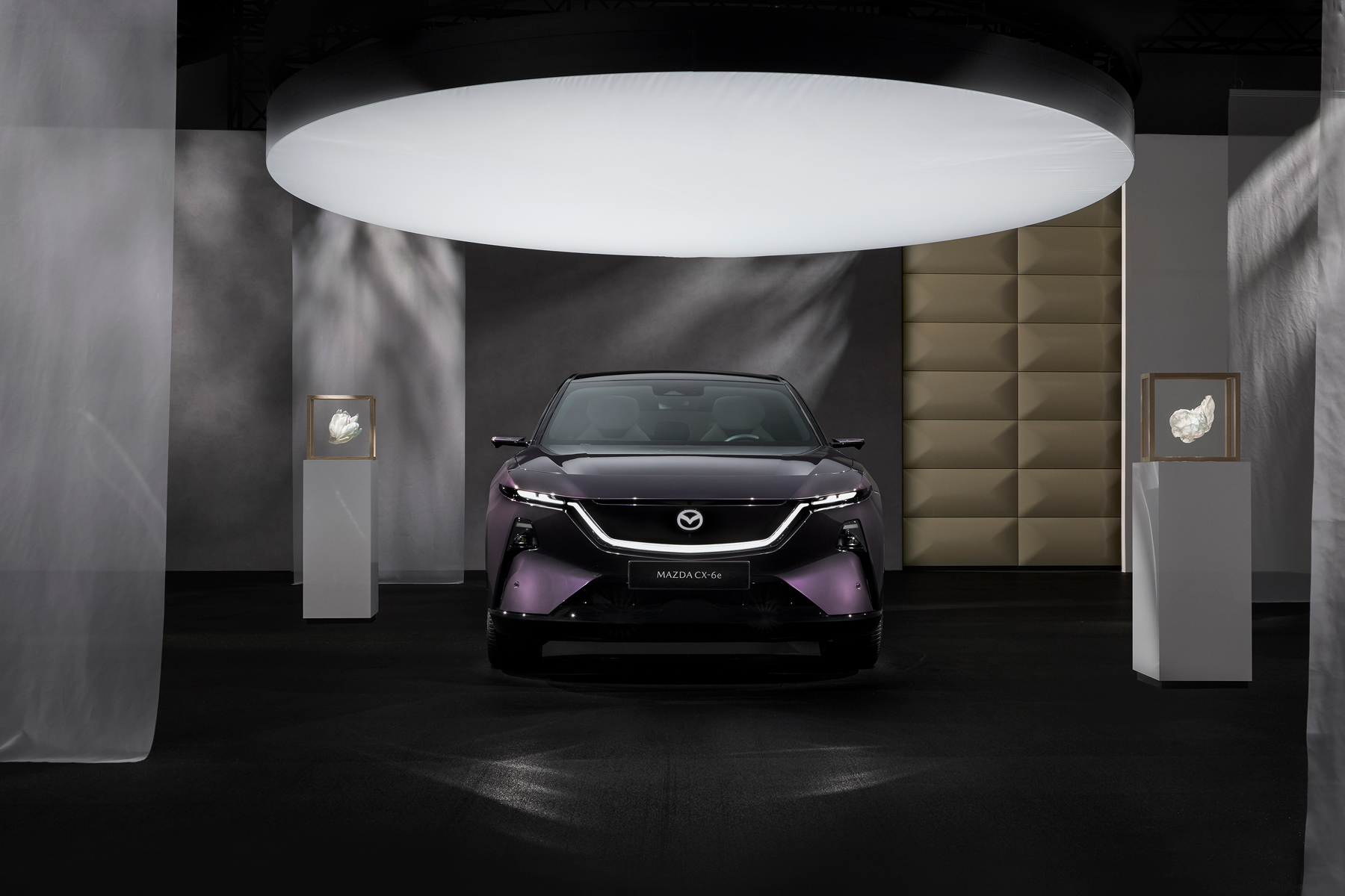 Mazda CX6e foto exterior morado