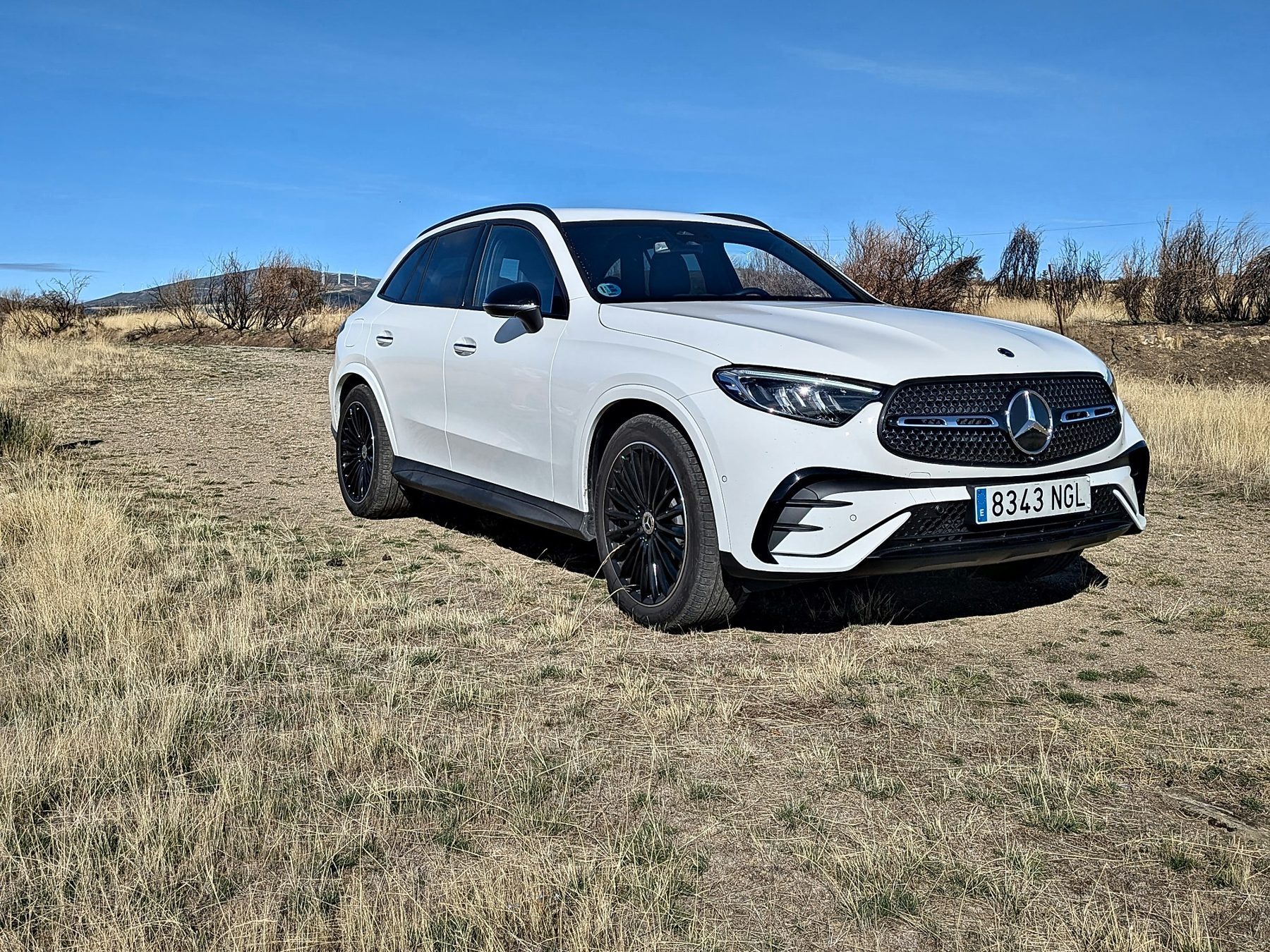 Mercedes GLC 200 4MATIC, frontal y lateral en el campo