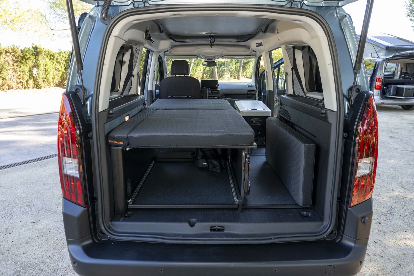 Peugeot Rifter by Tinkervan: la cama sobre el maletero.