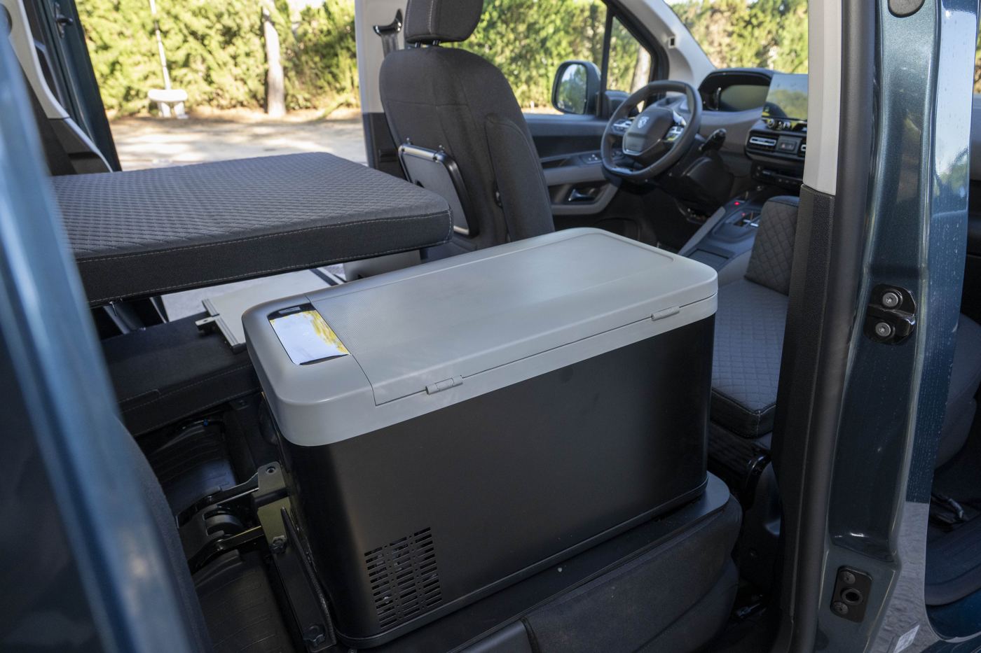Peugeot Rifter by Tinkervan: nevera entre las plazas.