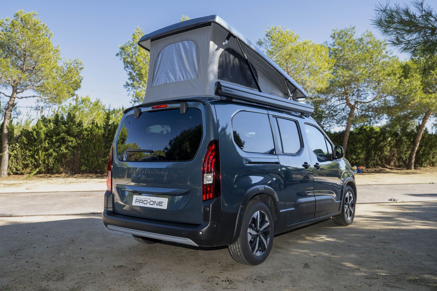 Peugeot Rifter by Tinkervan, con el techo elevado.