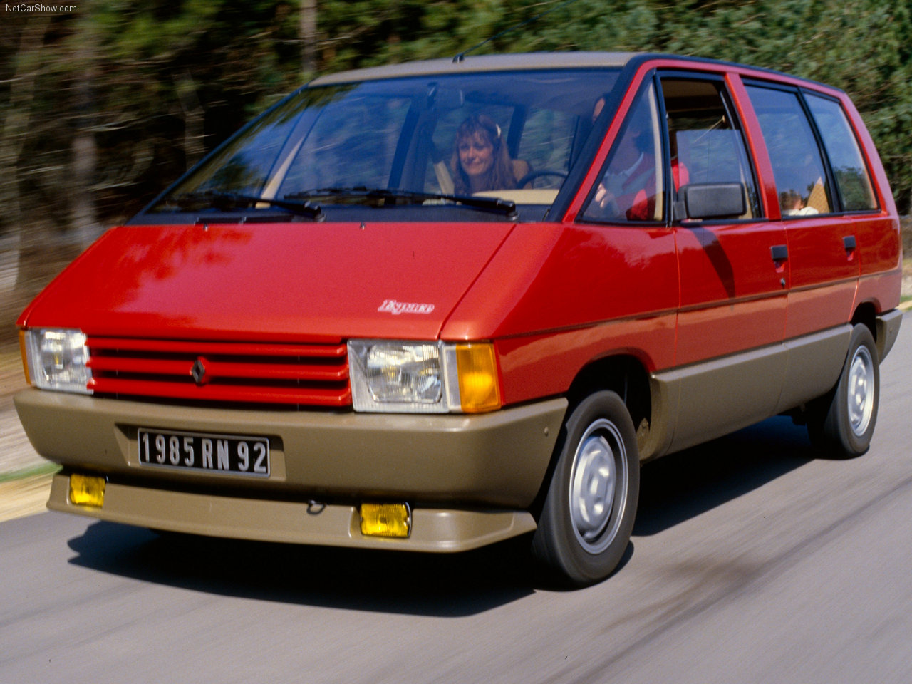 Vista 3/4 dinámica del Renault Espace original de 1984.
