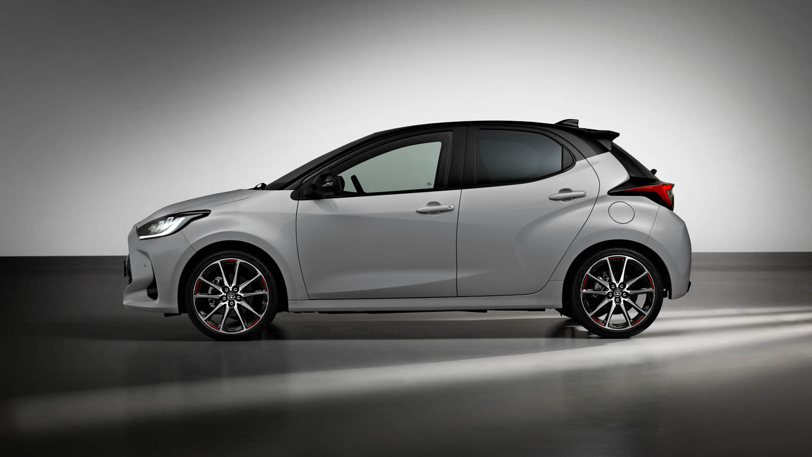 Vista lateral Toyota Yaris GR Sport gris